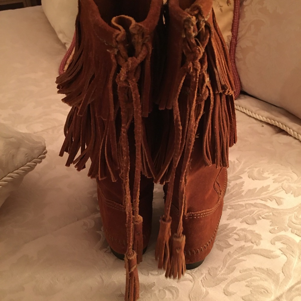 Minnetonka New!!!! 2-Layer Calf High Fringe Boot - image 5